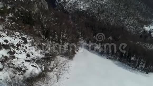 卡尔尼克山丘陵积雪冬季空中镜头视频的预览图