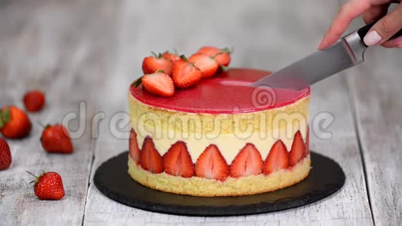 草莓蛋糕木制背景的弗利西耶蛋糕视频的预览图