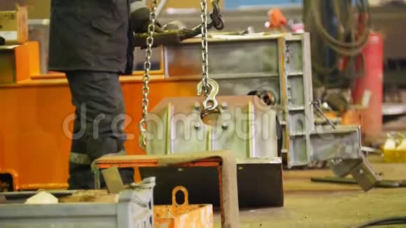建筑工厂一个用起重机械工作的人视频的预览图