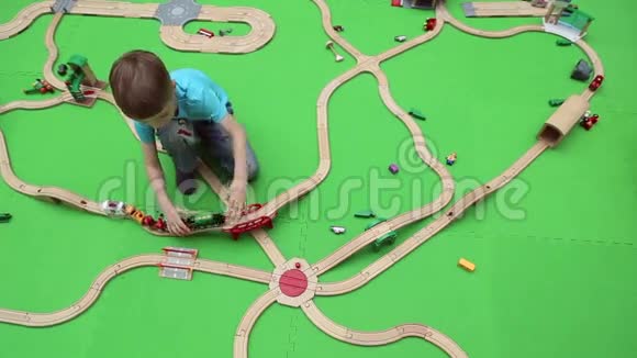 一个男孩在儿童教育操场上玩耍视频的预览图