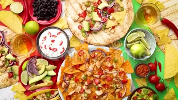 各种新鲜墨西哥食品品种放在五颜六色的桌子上视频的预览图