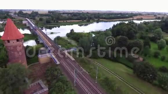 火车上桥视频的预览图