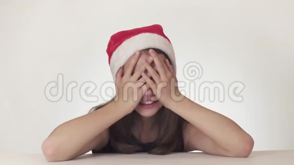 戴着圣诞老人帽子的美丽不幸少女情绪激动地哭着激烈地表达抗议视频的预览图