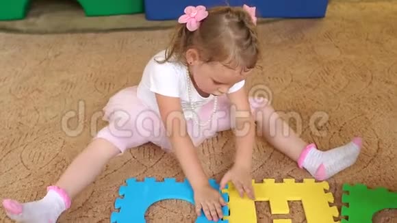 女孩聚集大软拼图坐在地板上视频的预览图