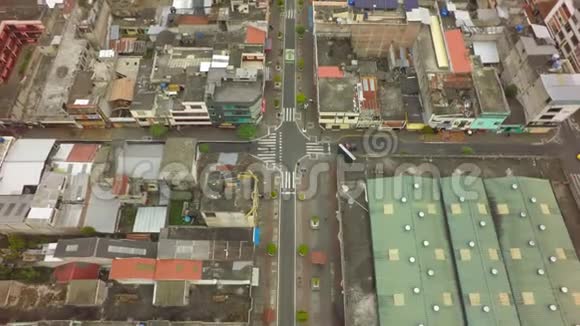 巴诺斯德阿瓜圣塔市议会和钟楼空中跟踪拍摄视频的预览图