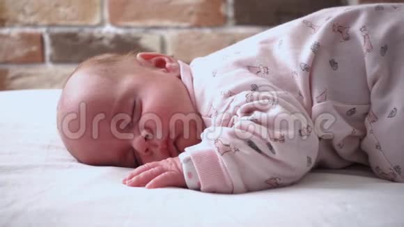 可爱的粉色可爱的小女宝宝视频的预览图