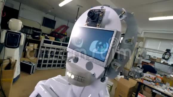 一个男人把机器人可怕的头藏在白色面具下视频的预览图