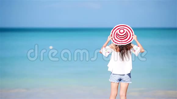在热带海滨玩得很开心的年轻美女快乐的女孩在沙滩上奔跑视频的预览图