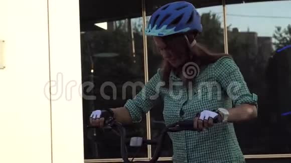 在自行车上工作的主题一位年轻的高加索女人骑着环保的交通自行车来到办公室视频的预览图