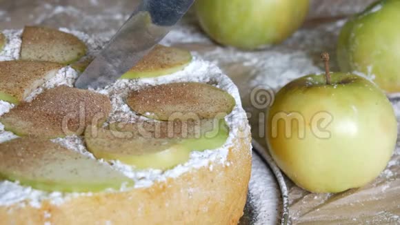 刀在青苹果的背景上切下一块新鲜出炉的美味葱郁的夏洛特苹果派传统视频的预览图