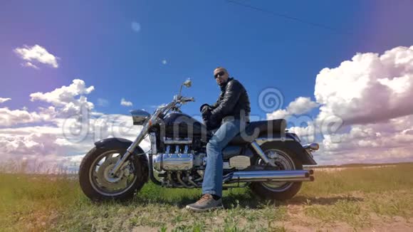 一个戴着太阳镜坐在摩托车上的人视频的预览图