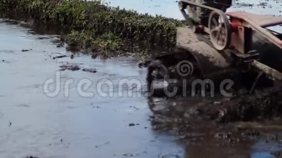 人类在产旱稻田中使用机械化手拖拉机视频的预览图