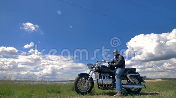 蓝天白云一辆摩托车和他的摩托车视频的预览图