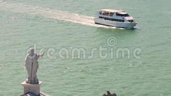 从背后和河流俯瞰一尊圣像的风景和移动的渡船视频的预览图