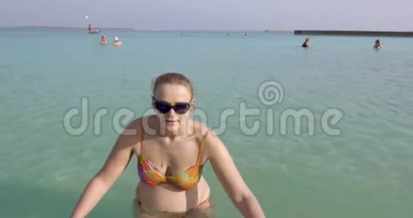 孕妇在死海的盐水里洗澡以色列度假村视频的预览图