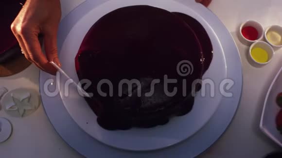 带有紫罗兰色奶油的蛋糕用白色的方形卡片旋转和平滑视频的预览图