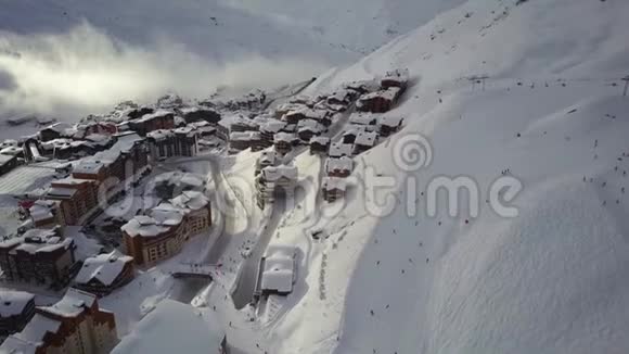 阳光明媚的冬日美丽的雪景覆盖了现代滑雪场视频的预览图
