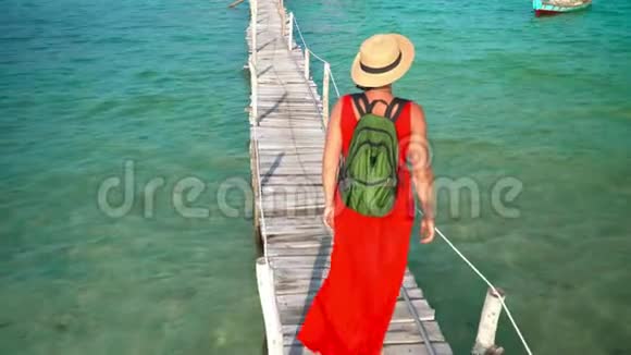 穿着红色长裙的女人这位穿红色衣服的年轻女子在码头上花钱远远地看着女人检查视频的预览图