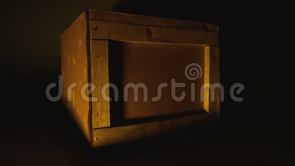 黑暗中燃烧着的火照亮了木箱无家可归的暖场视频的预览图