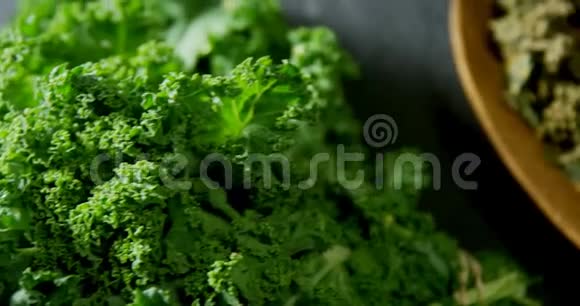 平底锅中的绿叶蔬菜视频的预览图