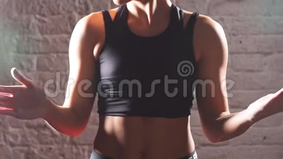 女人在健身房用粉笔粉擦手关闭慢动作视频的预览图