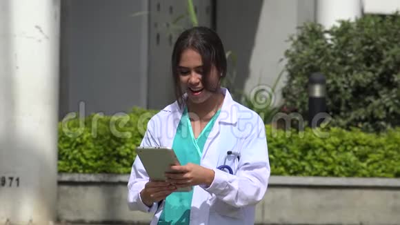 女性医学专业使用片剂视频的预览图
