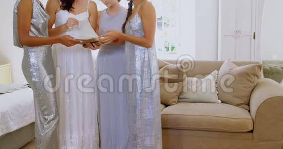 感情新娘在婚礼前看卡片视频的预览图