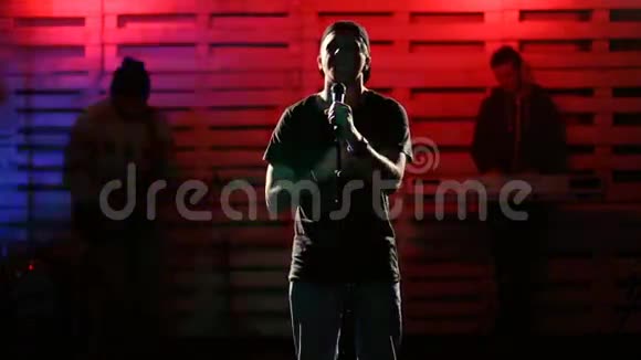 情感歌手在灯光舞台上唱歌视频的预览图