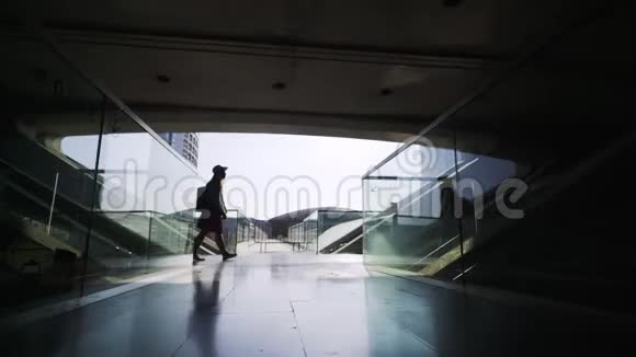 匿名女性在火车站里散步视频的预览图