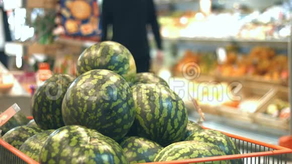 超市里有西瓜的水果盒视频的预览图
