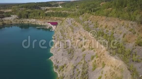 美丽山塘鸟瞰剪辑采石场的池塘视频的预览图