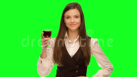 女人喝酒视频的预览图