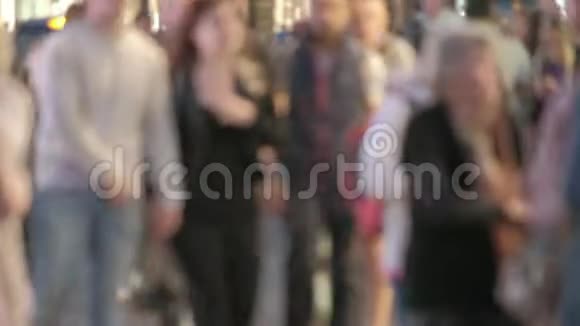 伦敦牛津街黄昏时分行人分散视频的预览图