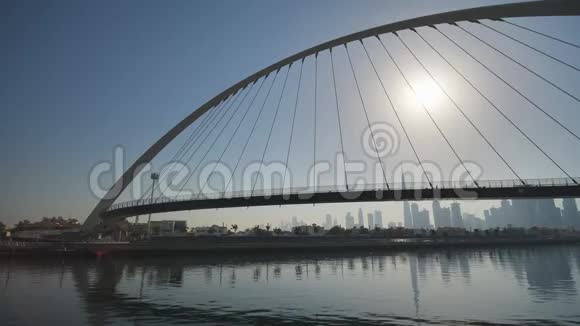 在迪拜希腊地区桥的背景上黎明视频的预览图
