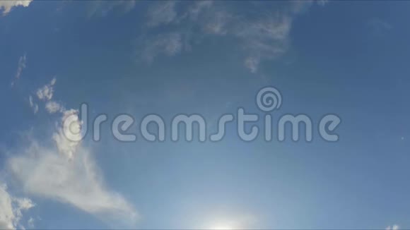 飞机飞过多云的天空慢动作视频的预览图
