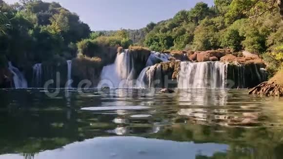 美丽的河流瀑布在山上视频的预览图