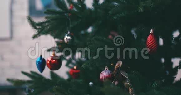 把圣诞装饰挂在圣诞树上用球装饰圣诞树4K视频的预览图