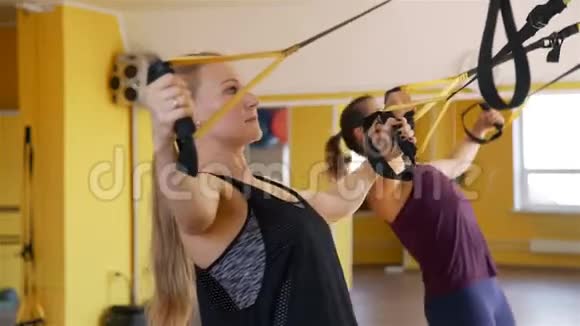 带吊带锻炼的女性视频的预览图