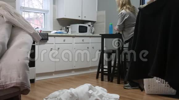 奶奶打扫公寓的特写镜头视频的预览图