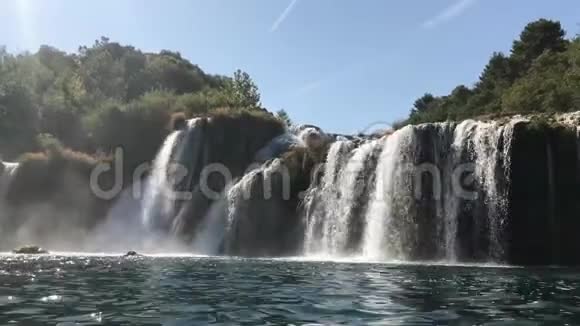 河流瀑布瀑布的特写镜头视频的预览图