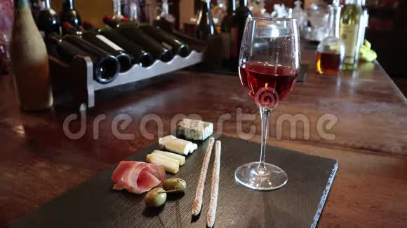 验酒水晶杯红酒奶酪吧台背景酒杯和奶酪盘葡萄酒测试视频的预览图