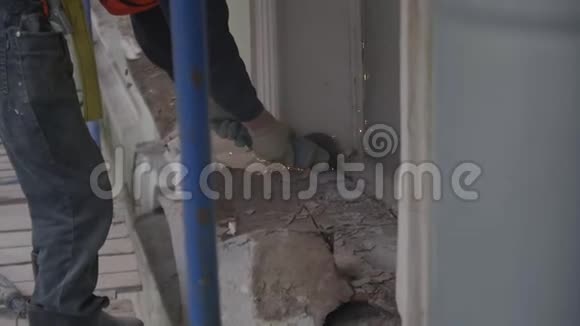 建筑工人用切割机切割墙上的旧灰尘金属部分视频的预览图