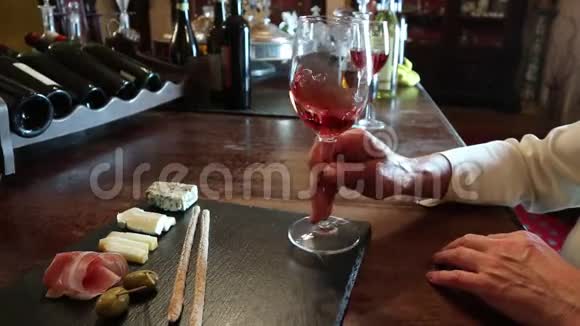 验酒水晶杯红酒奶酪吧台背景酒杯和奶酪盘葡萄酒测试视频的预览图