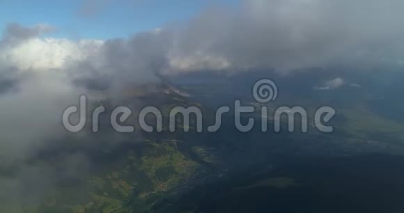 在阿尔卑斯山中飞过云层视频的预览图