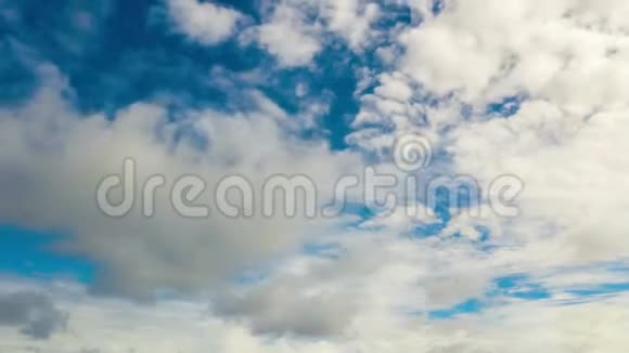 蓝天伴云空中景观时光流逝视频的预览图