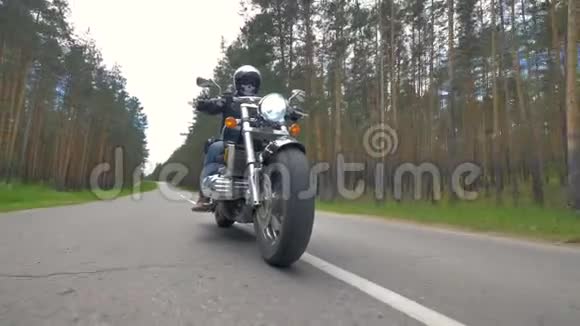 有人骑着摩托车穿着黑色衣服和头盔视频的预览图