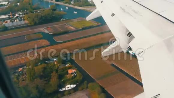 飞机正在准备着陆飞越水道温室太阳能电池板的农场房屋和路线视频的预览图