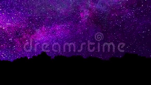 银河从树木后面出现珀尔塞德流星雨布里斯托尔银河系时间推移夜空动画视频的预览图