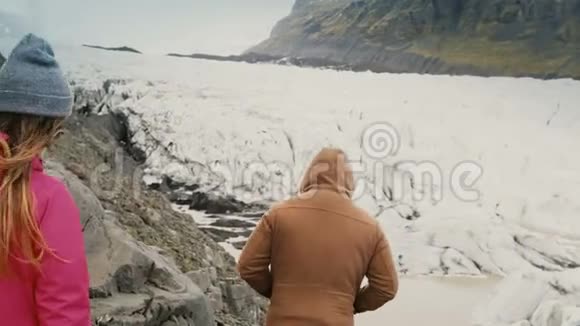 一群年轻人从山上下到瓦特纳霍卡尔冰湖想看看冰岛的冰川视频的预览图