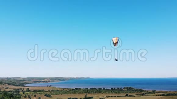 一个人用滑翔伞在天空中飞行视频的预览图